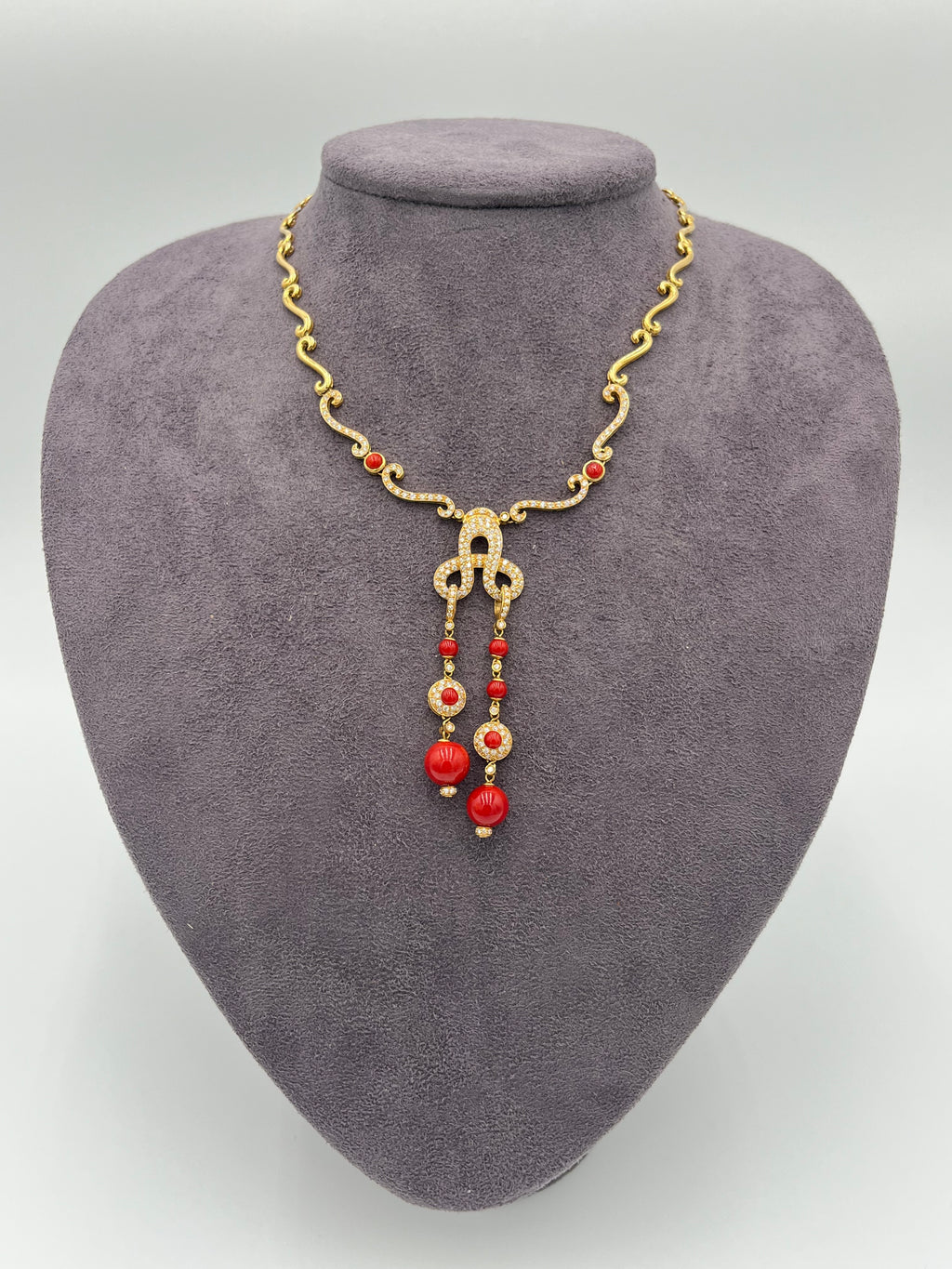 Collana in oro giallo 18kr con diamanti e corallo rosso mediterraneo naturale