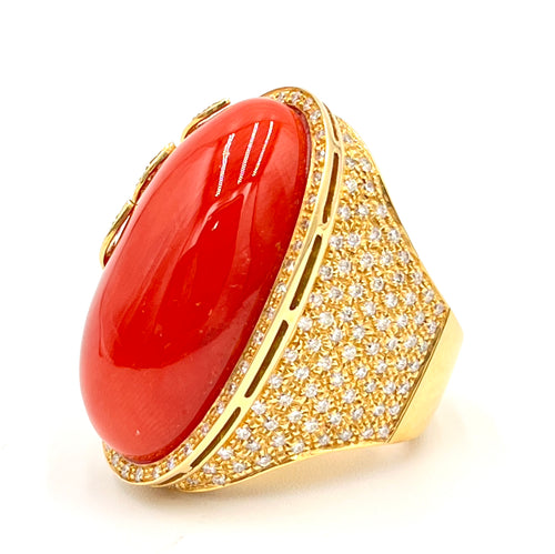 Anello in oro 18kt e diamanti con grande cabochon di corallo rosso mediterraneo naturale