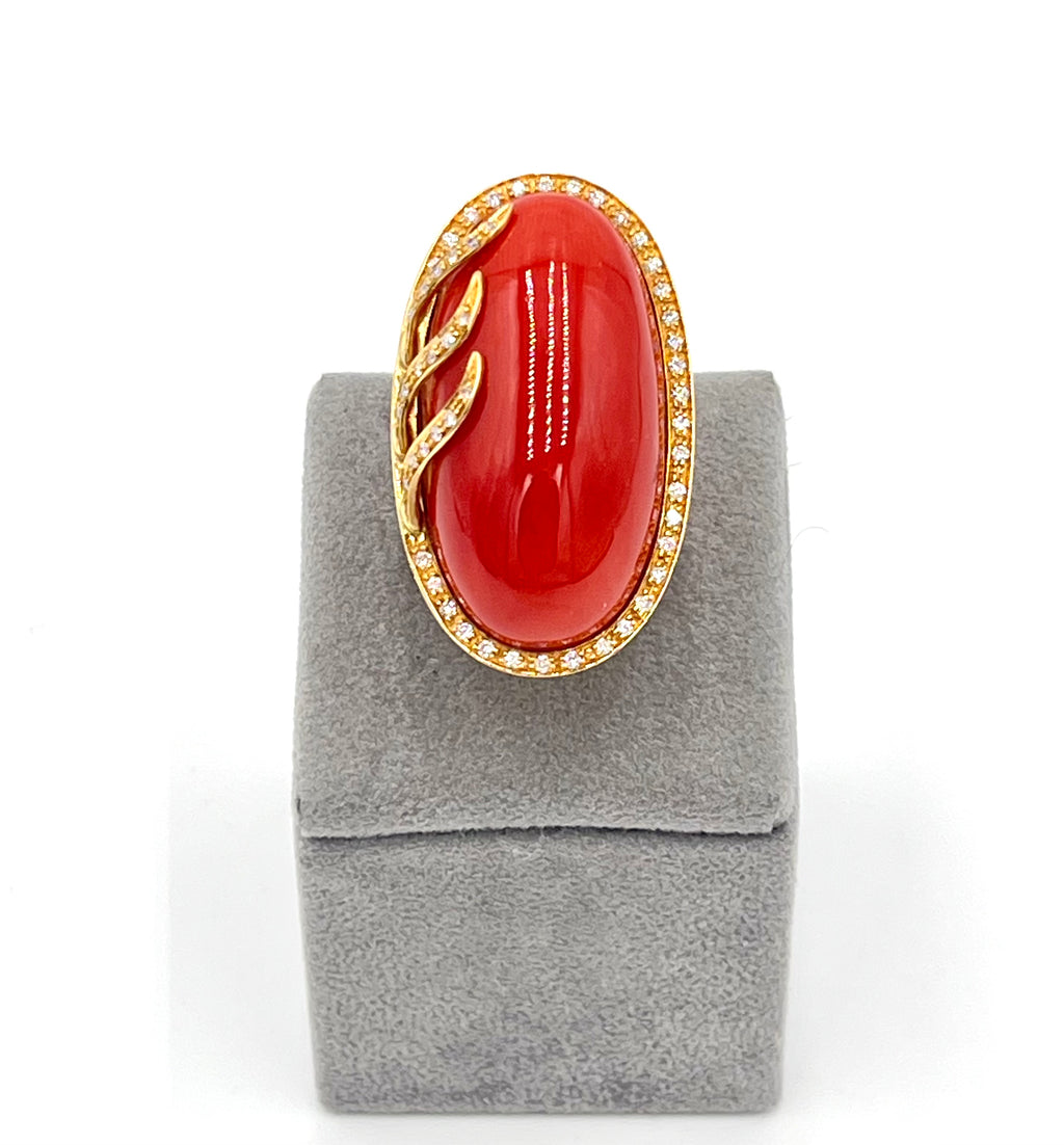 Anello in oro 18kt e diamanti con grande cabochon di corallo rosso mediterraneo naturale