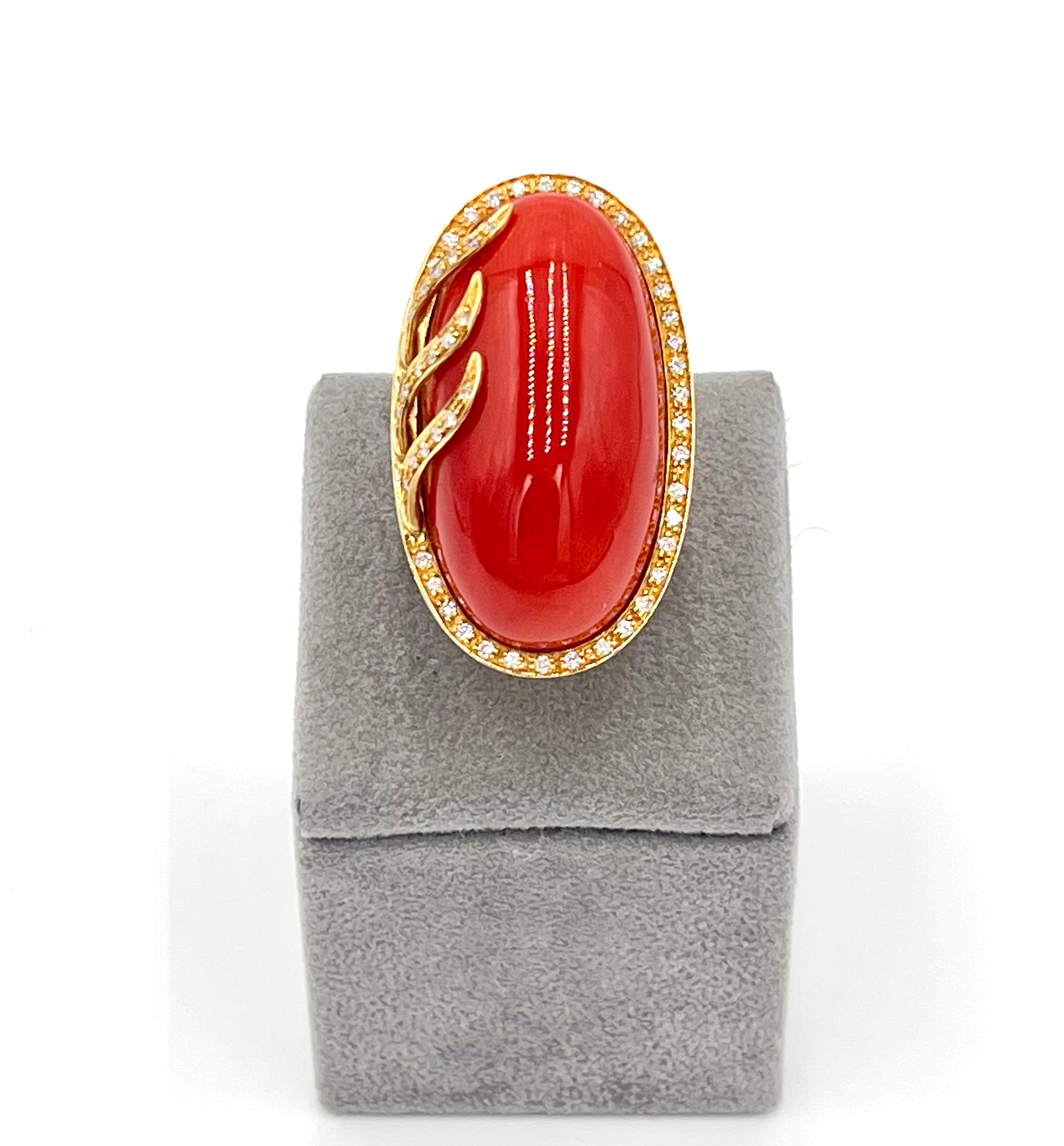 Anello in oro 18kt e diamanti con grande cabochon di corallo rosso mediterraneo naturale