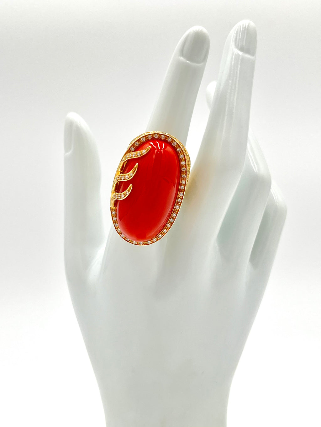 Anello in oro 18kt e diamanti con grande cabochon di corallo rosso mediterraneo naturale