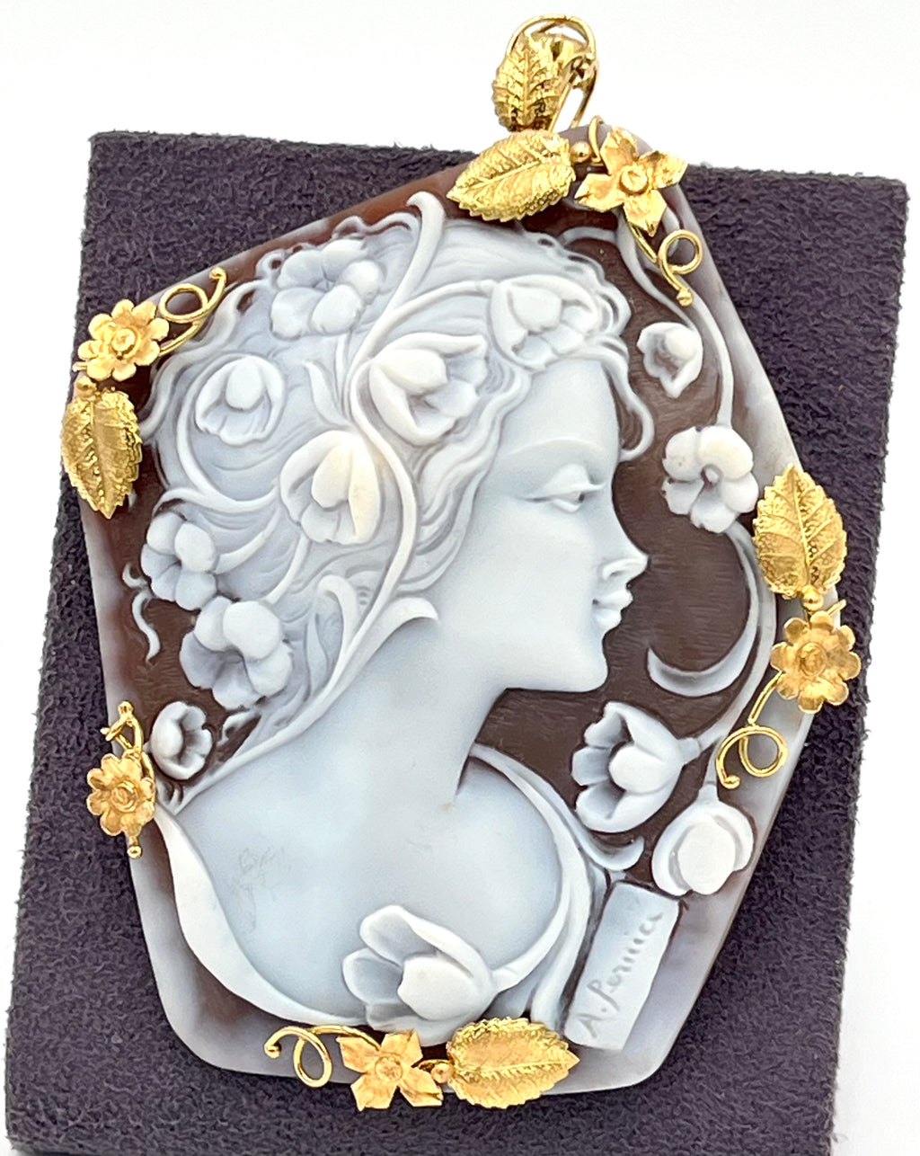 Cammeo in Conchiglia Sardonica oro 18kt Ciondolo/Spilla