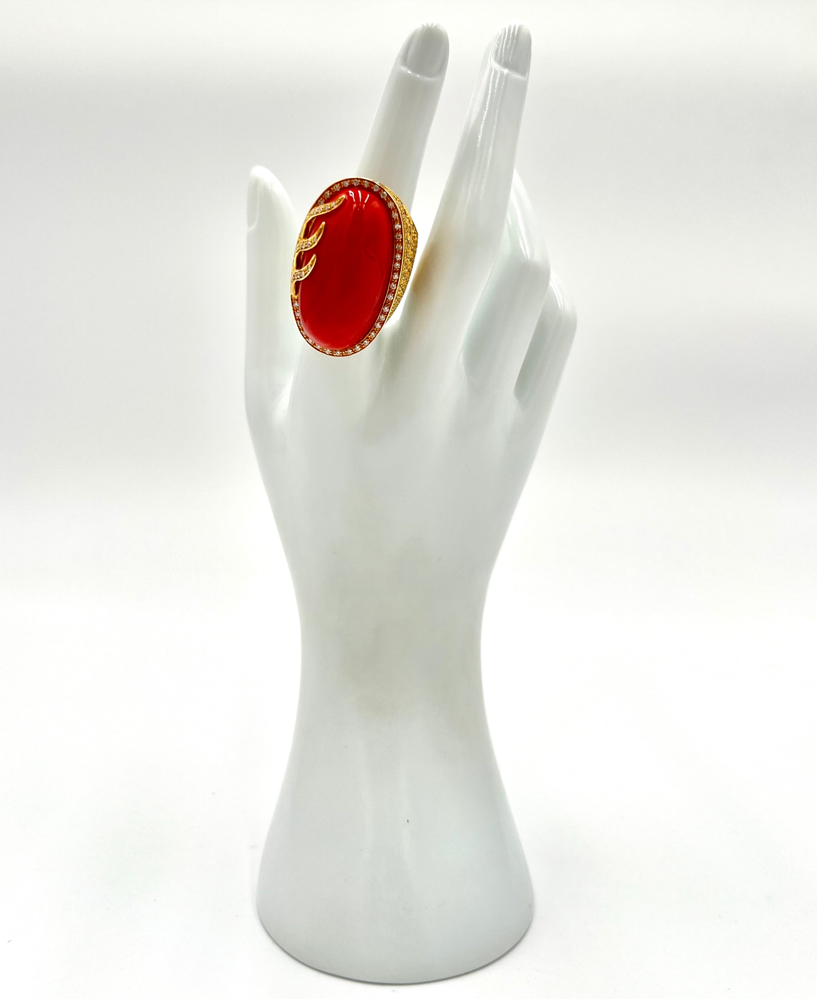 Anello in oro 18kt e diamanti con grande cabochon di corallo rosso mediterraneo naturale