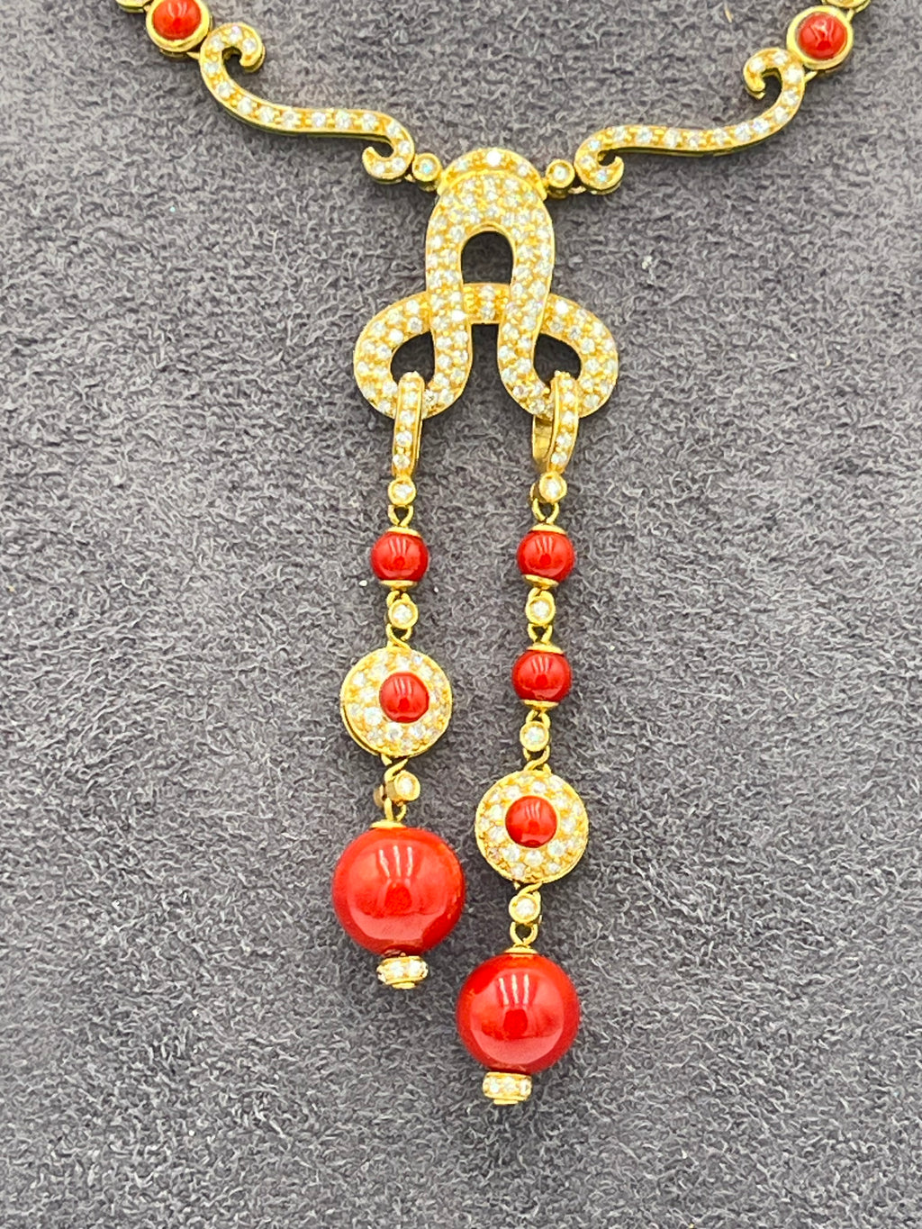 Collana in oro giallo 18kr con diamanti e corallo rosso mediterraneo naturale