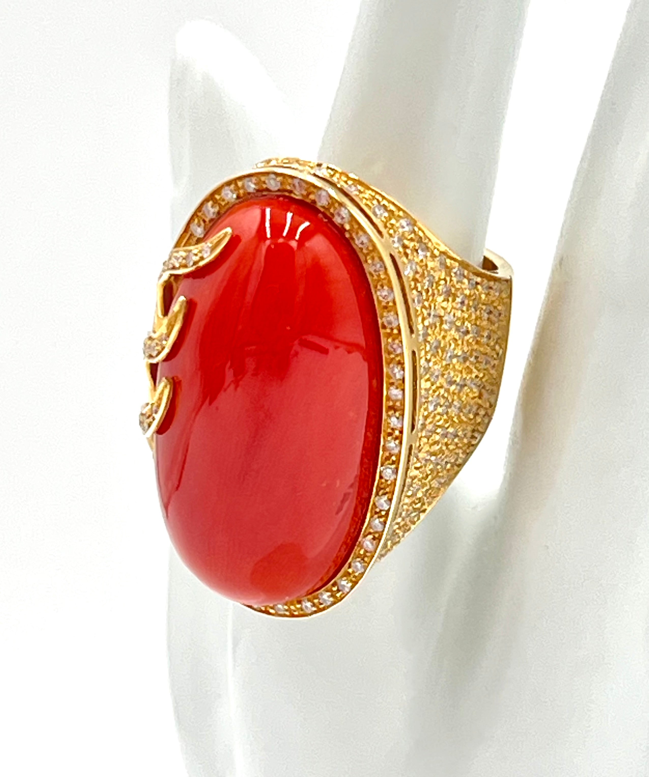 Anello in oro 18kt e diamanti con grande cabochon di corallo rosso mediterraneo naturale