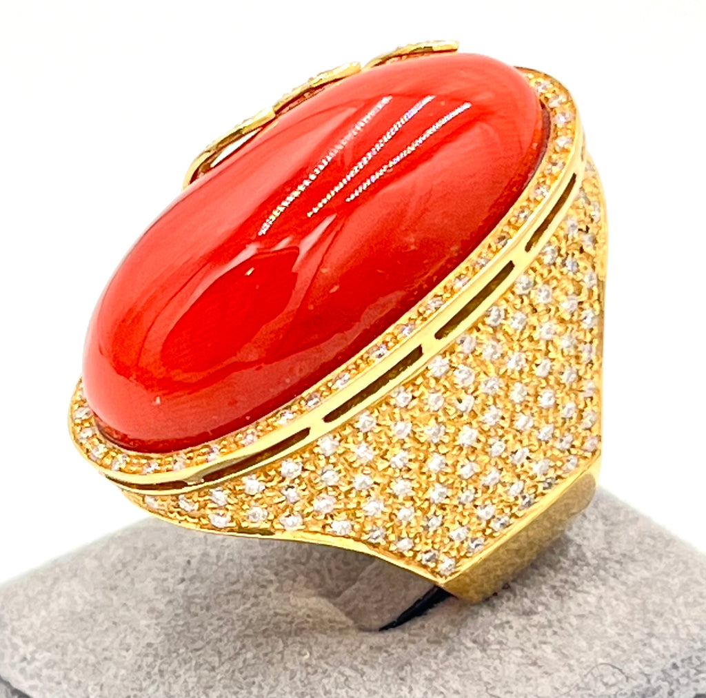 Anello in oro 18kt e diamanti con grande cabochon di corallo rosso mediterraneo naturale