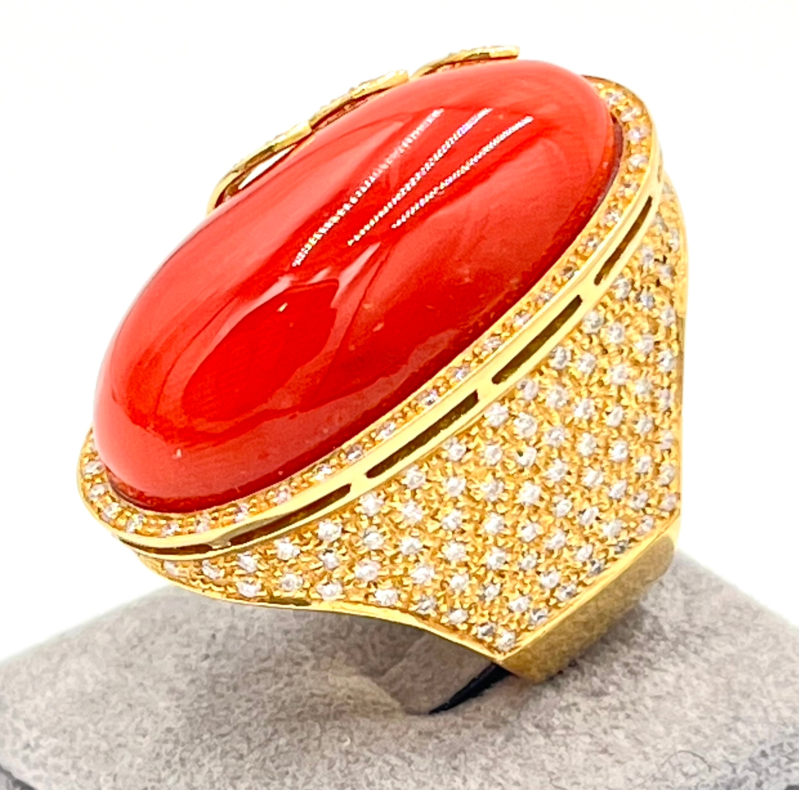 Anello in oro 18kt e diamanti con grande cabochon di corallo rosso mediterraneo naturale