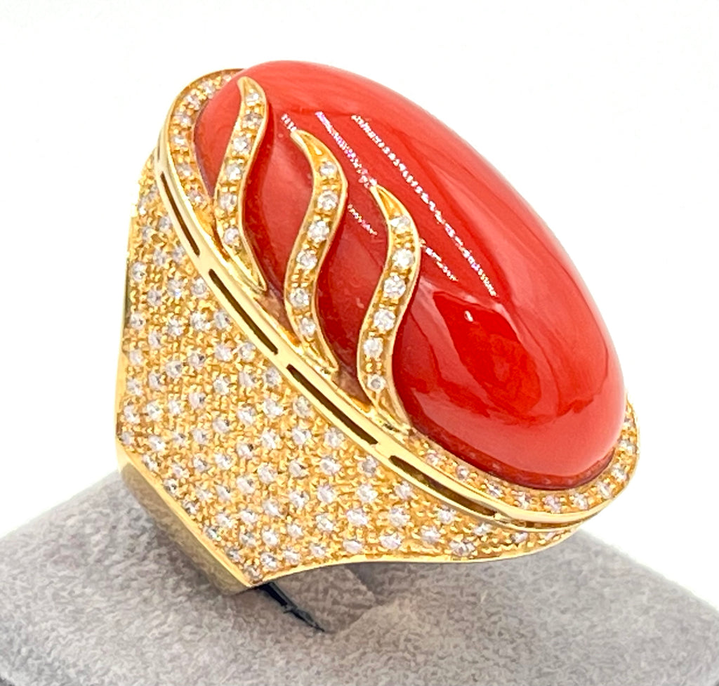 Anello in oro 18kt e diamanti con grande cabochon di corallo rosso mediterraneo naturale