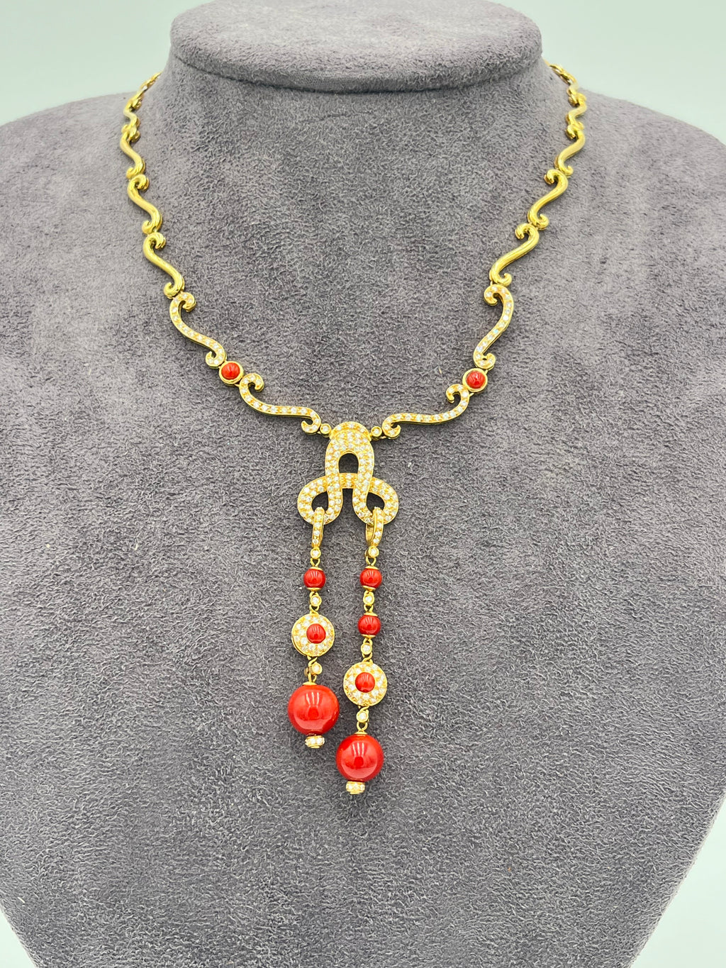 Collana in oro giallo 18kr con diamanti e corallo rosso mediterraneo naturale
