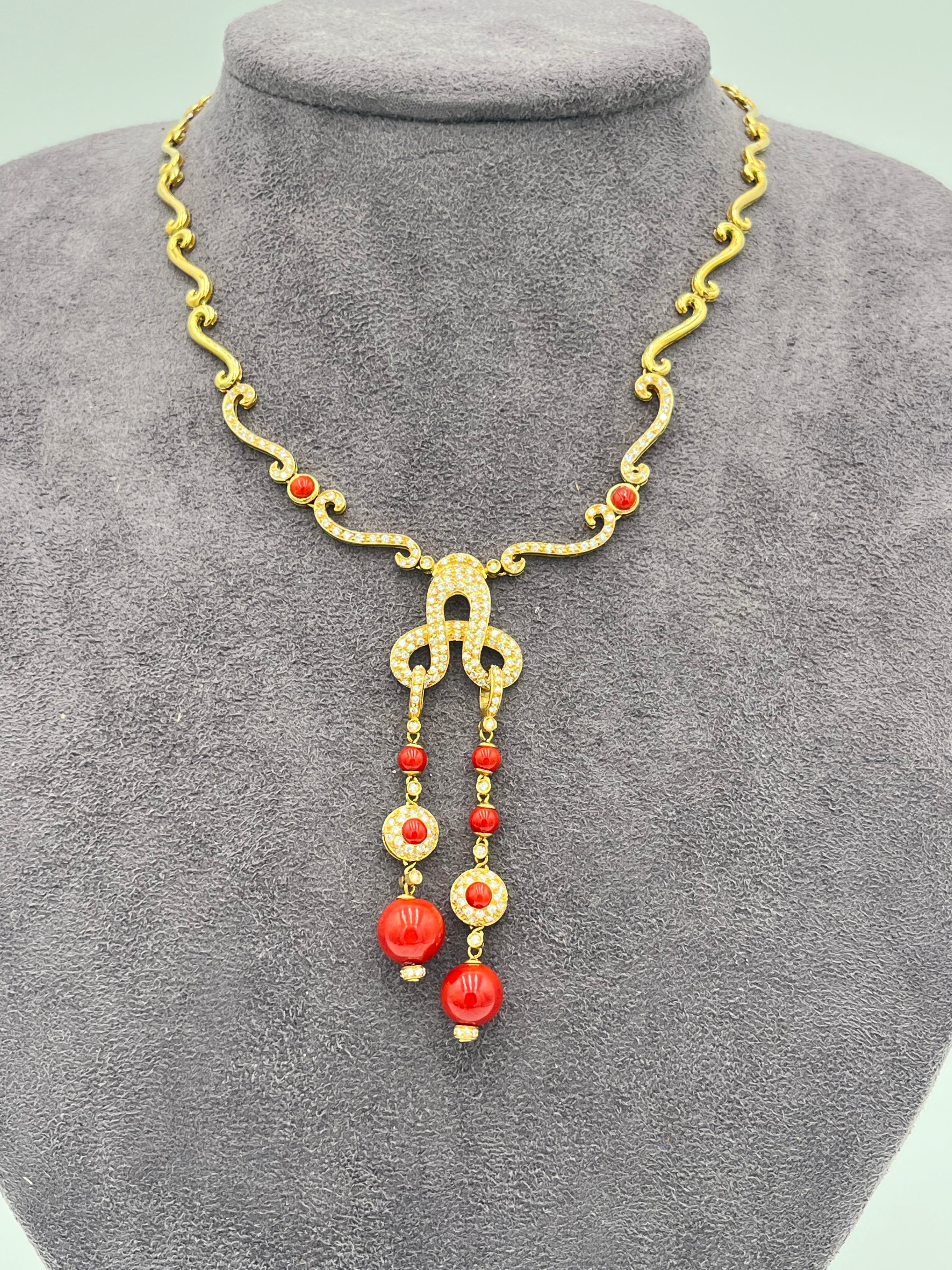 Collana in oro giallo 18kr con diamanti e corallo rosso mediterraneo naturale