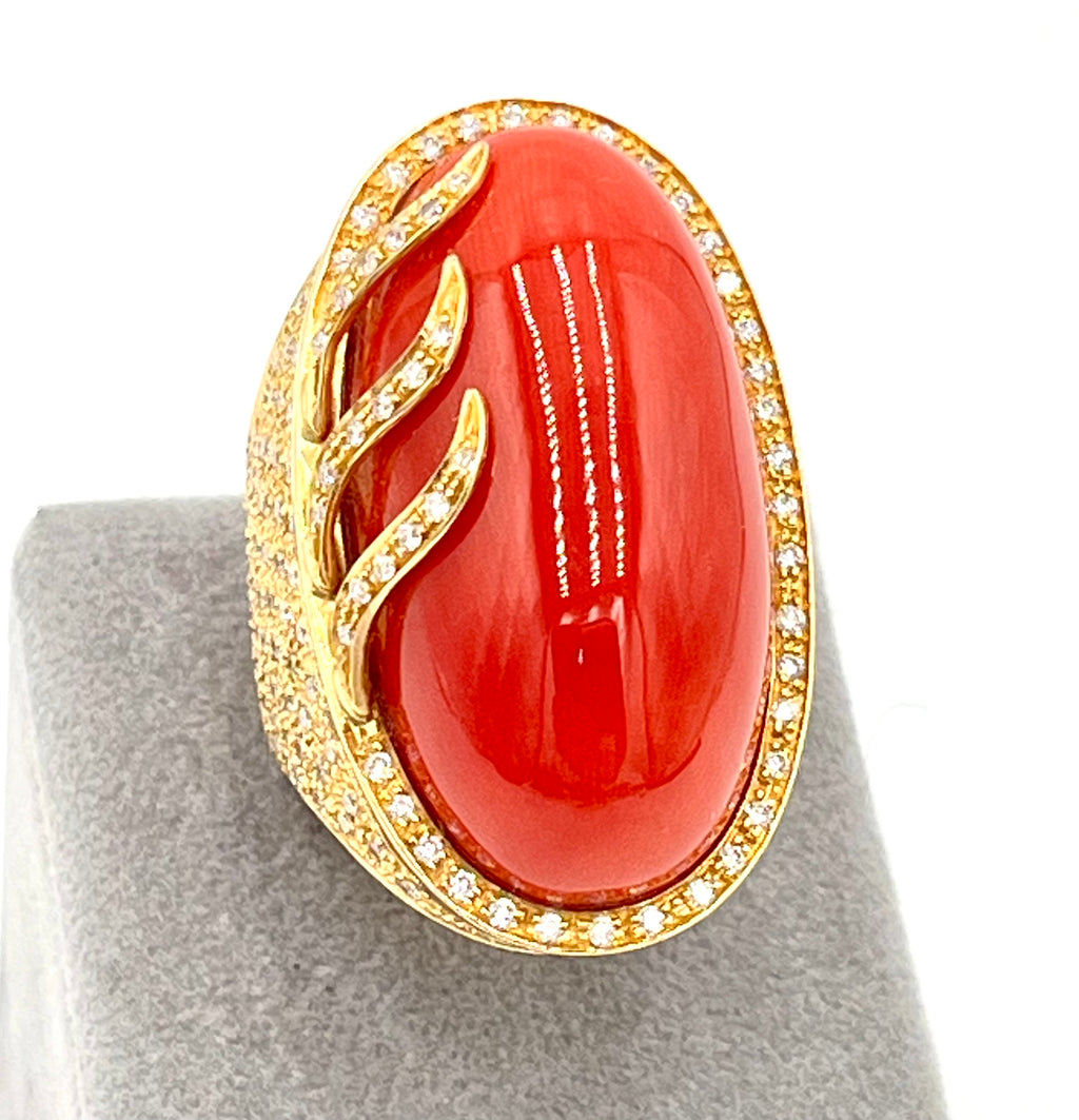 Anello in oro 18kt e diamanti con grande cabochon di corallo rosso mediterraneo naturale