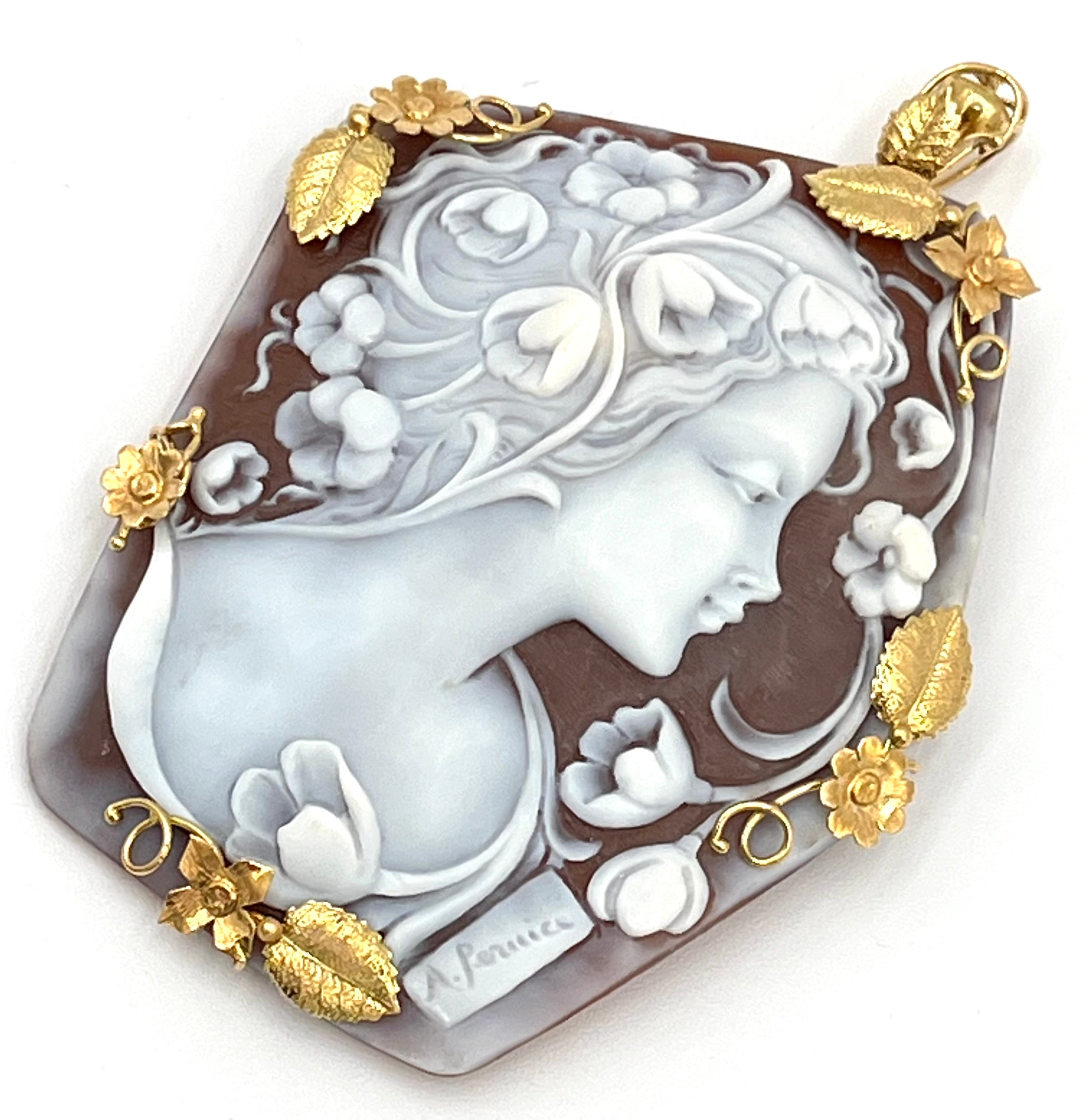 Cammeo in Conchiglia Sardonica oro 18kt Ciondolo/Spilla