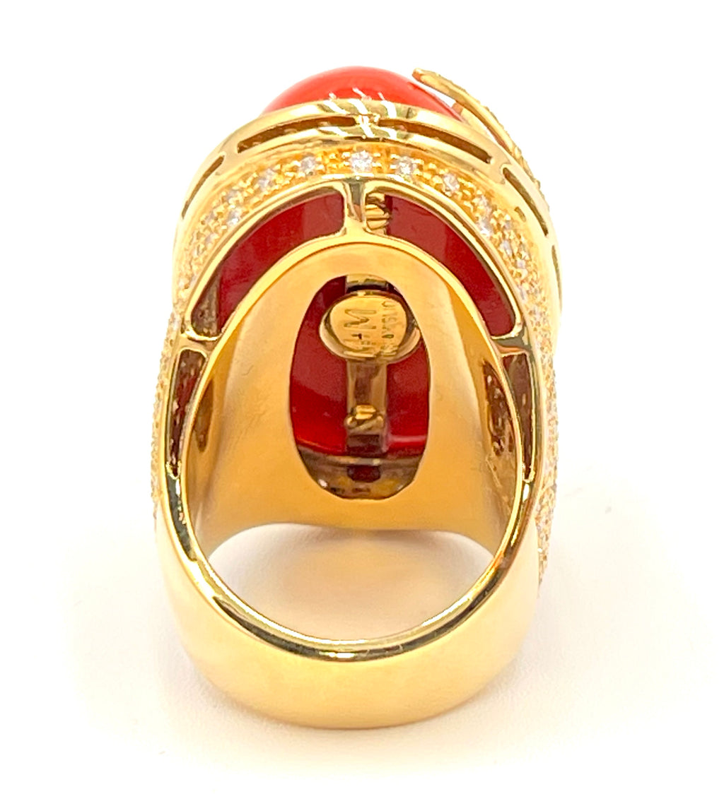 Anello in oro 18kt e diamanti con grande cabochon di corallo rosso mediterraneo naturale