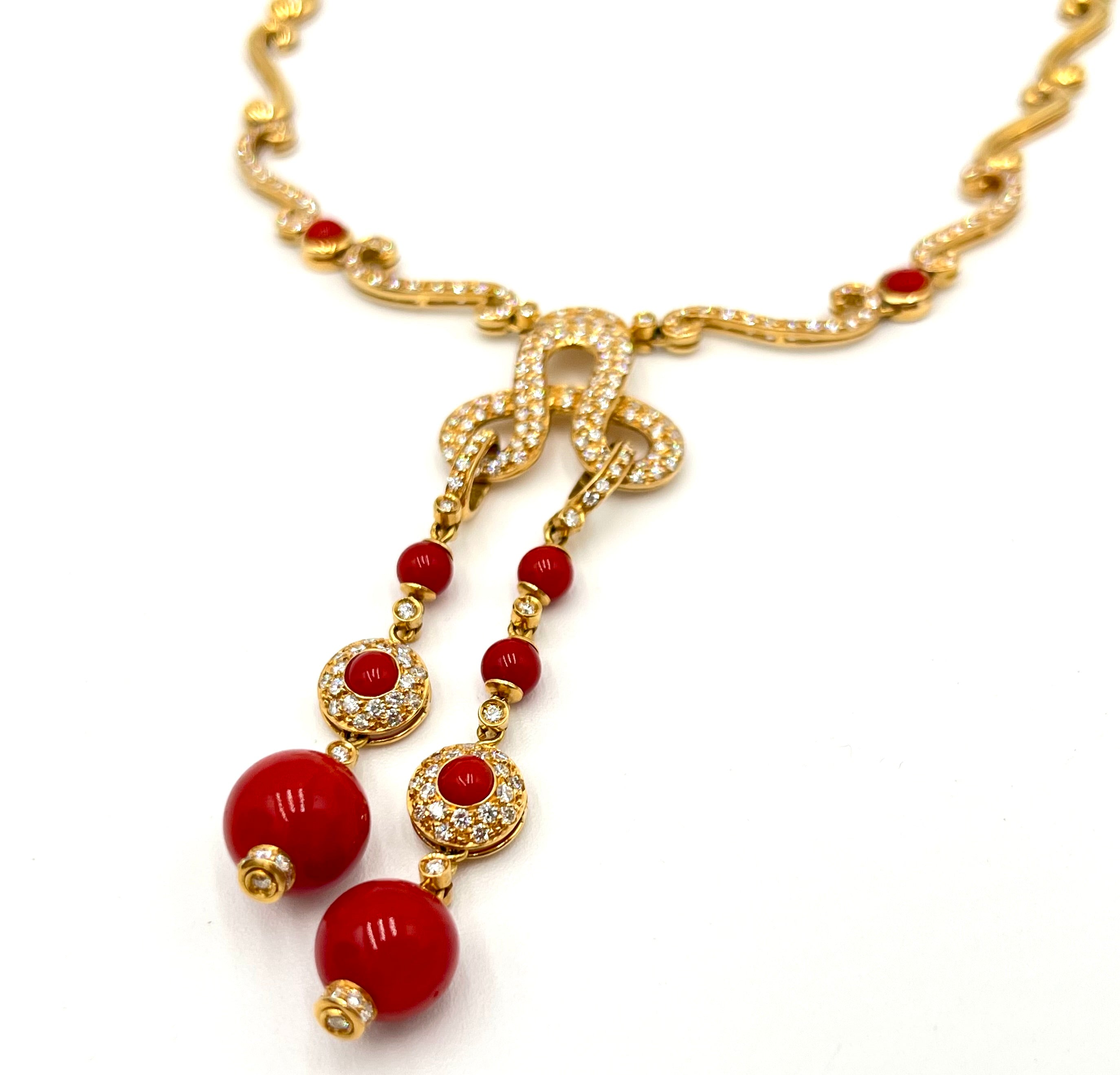 Collana in oro giallo 18kr con diamanti e corallo rosso mediterraneo naturale