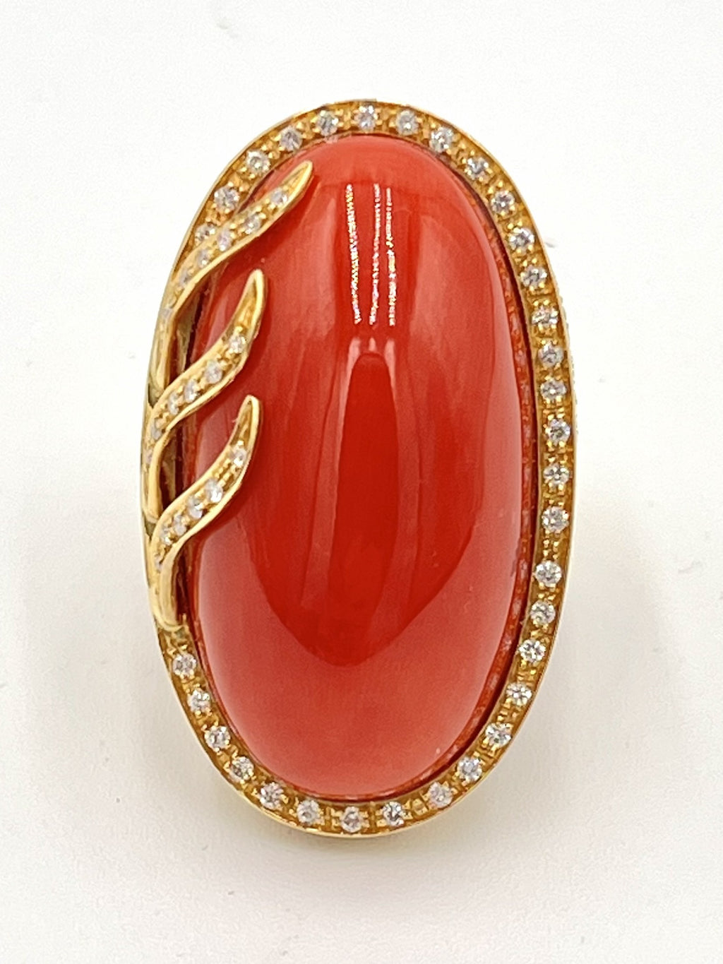 Anello in oro 18kt e diamanti con grande cabochon di corallo rosso mediterraneo naturale