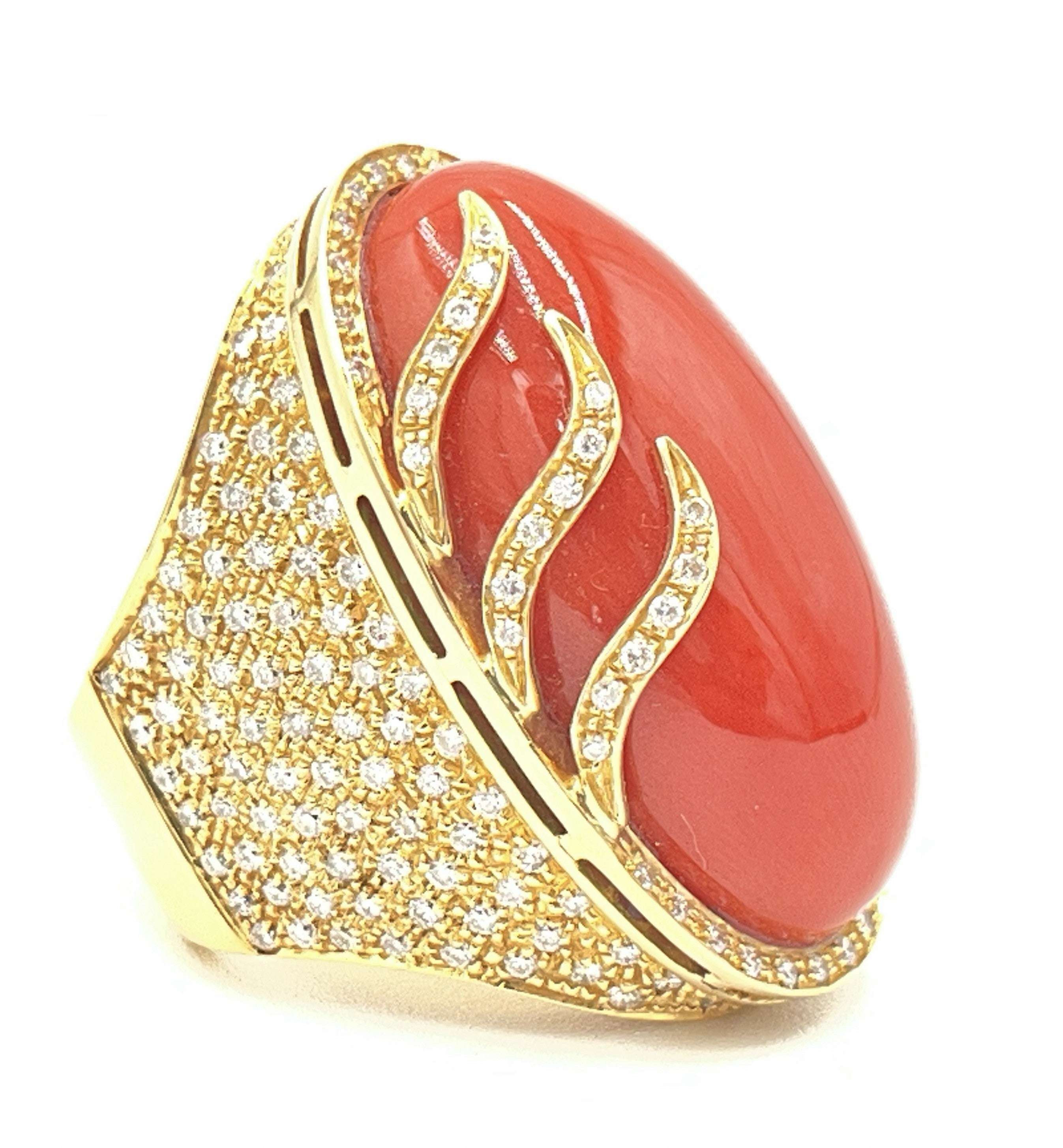Anello in oro 18kt e diamanti con grande cabochon di corallo rosso mediterraneo naturale